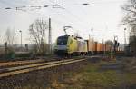 Mit dem letzten Licht des Abends berquert ES 64 U2-064 mit einem Containerzug den B Eltmannshausen/Niederhone. Aufgenommen am 09.02.2011.