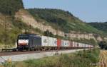 Mit einem langen Containerzug am Haken passiert ES 64 F4-840 boxXpress die Sandsteinfelsen vor Karlstadt (Main) am 4.09.12.