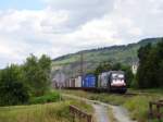 Tja... Thüngersheim und ca. 90% kennen nur eine Stelle. Doch die restlichen 10% laufen vielleicht mal in die andere Richtung in der Hoffnung etwas schönes ausfindig zu machen. 
So hat man nach etwa 2-3 Minuten Laufweg in die andere Richtung schon einen ersten schicken Fotopunkt erreicht. 
Eine alte Holzbrücke aus dem Jahre 1869 und dazu noch den Kirchturm vom Örtchen Thüngersheim. 
Doch gar nicht mal schlecht für den Aufwand. ;)

ES64 U2 - 008 wurde am 17.6.14 nahe Thüngersheim aufgenommen. 