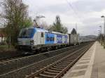 193 840 mit lädierter BoxXpress Beklebung und Containerzug in Fahrtrichtung Norden.