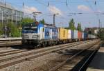 193 881 der BoxXpress durchfährt mit einem Containerzug die Station Heimeranplatz in München.