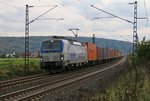 193 880 mit Containerzug in Fahrtrichtung Norden. Aufgenommen zwischen Ludwigsau-Friedlos und Mecklar am 12.10.2014.
