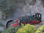 Die Malletlok 11SM verlässt den Burgbrohler Tunnel.