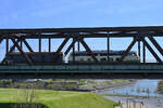 Die Diesellokomotive 218 396-0 befuhr Ende April 2021 die Hochfelder Eisenbahnbrücke in Duisburg.