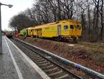 Am 11.02.2019 war ein Bauzug der Firma BUG am Industriegleis neben dem S-Bahnhof Karl-Bonhoeffer-Nervenklinik zu Gange. Auf dem Anschlussgleis stopft das  Schwere Nebenfahrzeug  mit der Nummer D-BUG 99 80 9123 005-7 den Schotter. Bei der Streckensanierung wurden die Holzschwellen ausgetauscht. Es ist das letzte noch im Betrieb befindliche Industriegleis in Berlin-Reinickendorf.