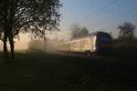 427 006 der CANTUS als R7 nach Eschwege im morgendlichen Nebel. Aufgenommen bei Niederhone am 05.11.2015.