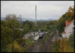 Blick von der Brücke Lohstraße in Guxhagen auf den darunter liegenden Haltepunkt Guxhagen.
Am 26.10.2023 hält dort um 11.02 Uhr gerade der Cantus ET 427555 nach Bad Hersfeld.