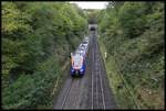 Der moderne Cantus ET 1442651 hat hier am 26.10.2023 um 11.07 Uhr gerade den Guxhagener Tunnel verlassen und befindet sich kurz vor dem Haltepunkt Guxhagen in Fahrtrichtung Kassel.