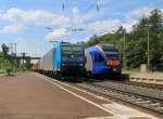 Parallel-Einfahrt nach Eichenberg: links 185 510-5 der Metrans mit Containerzug in Richtung Norden und daneben der Cantus Flirt 427 556 als R7 nach Göttingen. Aufgenommen am 24.07.2014.