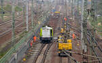 Blick auf die Baustelle am 05.04.17 in Holzweißig. Die Firma Eiffage Rail wechselte dort die Weichen der Strecke Bitterfeld - Halle(S) aus. 212 909 der RBB/Captrain diente als Bauzuglok.