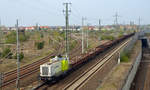 212 909 rangiert ihren Bauzug am 05.04.17 in den Güterbereich des Bahnhofs Bitterfeld.