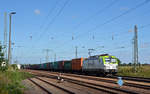 193 896 der Captrain schleppte am 05.08.17 einen Containerzug durch Weißig (b. Riesa) Richtung Dresden.