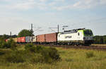 Captrain mit dem Vectron 193 782-0 und einem Containerzug, unterwegs ins Hagenower Land. 3km östlich von Büchen, 02.08.2018.