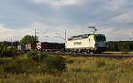 Captrain mit der Vectron 193 782-0 und einem halbvollen Containerzug, kommend aus Richtung Hamburg. 3km östlich von Büchen, 06.08.2018.