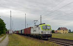 193 786 der Captrain führte am 07.06.20 einen Containerzug durch Saxdorf Richtung Falkenberg(E).
