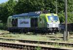 248 008 von Captrain auf der Hafenbahn Dresden, fotografiert am 19.07.2022 vom Elberadweg aus 