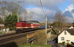 CLR 202 484 und 228 321 mit Holzzug in Grobau als DGS 56266 von Freiberg nach Plattling. Nach einem kräftigen Graupelschauer blicke die Sonne bei der Durchfahrt des Zuges sogar mal durch. Aufgenommen am 14.04.2020