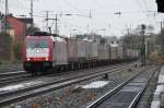 Die 185 594-9 von Crossrail rollt mit einem langen Containerzug durch Kln-West.