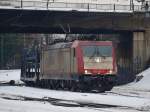 Von Gremberg kommend zieht 185 590-7 von Crossrail am 29.12.2010 einen leeren Autotransportzug unter der Brcke Turmstrasse in den Aachener Westbahnhof.