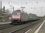 Crossrail 185 594-9 mite einem Containerzug in Beuel am 5.4.2011