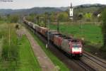 Crossrail 185 590-7 und Crossrail 185 595-6 mit einem Containerzug Richtung Sden am 21.04.2012 bei Denzlingen.