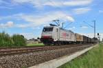 Heute am Sonntagmorgen kam mir die Crossrail/Adriana 185 579-0 mit einem Containerzug bei Gubberath vor die Linse. Heute war an der Stelle nur eingleisiger Betrieb wegen Bauarbeiten am Bü Kölner Straße in Jüchen. 6.7.2014