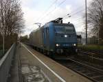 185 536-0 von Crossrail kommt als Lokzug die Kohlscheider-Rampe hoch aus Richtung Neuss und fährt in Richtung Aachen-West und fährt durch Kohlscheid.
Bei Sonne und Wolken am Kalten Nachmittag vom 28.11.2015.