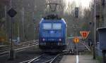 Ein Nachschuss von der 185 536-0 von Crossrail kommt als Lokzug die Kohlscheider-Rampe hoch aus Richtung Neuss und fährt in Richtung Aachen-West und fährt durch Kohlscheid. 
Bei Sonne und Wolken am Kalten Nachmittag vom 28.11.2015.