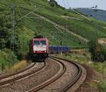 185 594-9 von Crossrail mit leeren Autotransportwagen in Fahrtrichtung Koblenz. Aufgenommen bei Lorch im Bächergrund am 11.07.2015.