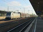 186 263-0 (NVR-Nummer: 91 80 6186 263-0 D-AKIEM) mit Ganzzug Schiebewandwagen durchfährt am 28. April 2020 im Bahnhof Berlin Flughafen Schönefeld.