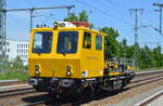 DB Bahnbau Gruppe mit einem P&T Motorturmwagen (MTW) D-DB 99 80 9436 064-6 am 02.06.21 Durchfahrt Bf. Golm (Potsdam).