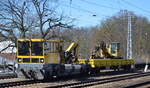 DB Bahnbau Gruppe mit einem Bamowag 54.22  GKW 301  (D-DB 99 80 9420 008-2) mit Drehgestell-Flachwagen mit einem Raupenbagger darauf am Haken am 28.03.22 Berlin Grünau.