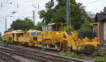 DB Bahnbau Gruppe mit einer P&T SSP 110 SW Schotterprofiliermaschine (SSP 402) (D-DB 99 80 9425 085-4) am Haken  einer Plasser & Theurer Universalstopfmaschine Unimat 09-16/4S (USM 351) Name:  Lotte  (D-DB 99 80 9124 025-4) am 29.06.22 Vorbeifahrt Bahnhof Magdeburg Neustadt.