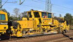 DB Bahnbau Gruppe GmbH, Berlin mit einer Schotterplanier- und Profilierungsmaschine SSP 110 SW (SSP 371) (D-DB 99 80 9425 072-2) am Haken von  293 008-9  am 22.11.23 Höhe Bahnhof Flughafen BER Terminal 5.