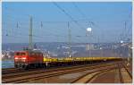 Die 218 261-6 der Bahnbau Gruppe (DB Gleisbau) fährt am 09.03.2014 mit einem Langschienenzug durch Koblenz-Ehrenbreitstein in Richtung Süden (Rheinaufwärts).