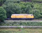 Im Seitenprofil: 218 304-4 mit Rungenwagen in Fahrtrichtung Süden. Aufgenommen am 13.07.2014 zwischen St. Goar und Kaub.