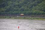 Während der Schiffstour nach Koblenz begegnete uns irgendwo zwischen Kaub und St. Goar die 218 304-4 mit Rungenwagen in Fahrtrichtung Süden. Aufgenommen am 13.07.2014.