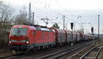 DB Cargo AG [D] mit  193 383  [NVR-Nummer: 91 80 6193 383-7 D-DB] und langem Coilzug aus Seddin Richtung Ziltendorf/EKO am 03.01.22 Berlin Hirschgarten.