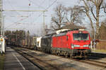 DB 193 337 und eine Vectron der Mercitalia fahren mit ihrem KLV-Zug durch Aßling, 17.12.2021