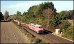 218272 holte am 9.10.2018 einen im Bahnhof Hasbergen geparkten Flachwagenzug ab und ist hier um 11.24 Uhr am Ortsrand zum Stadtteil Hellern damit unterwegs in Richtung Osnabrück.