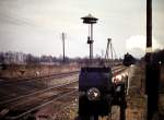 Gterzug mit Dampflok nhert sich einem Bahnbergang zw.Vhrum u.Hmelerwald, aufgenommen 1971 auf Dia