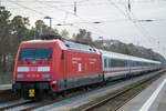 IC mit der Lok 101 137 am Binzer Bahnsteig abgestellt.