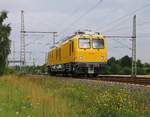 702 201 der DB Netz in Fahrtrichtung Seelze. Aufgenommen in Dedensen-Gümmer am 29.07.2015.