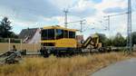 Nachdem der beschädigte 446 024 abgeschleppt wurde müssen nun die Gleise repariert werden. Am 31.07.18 stand dieses Bahndienstfahrzeug von DB Netz vor dem Bahnhof Groß-Rohrheim.