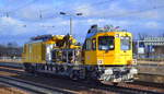 Multifunktionales Instandhaltungsfahrzeug (MISS) Baureihe 705.1 mit der Nr. 705 101 (99 80 9 146 001-9 D-DB) vom Hersteller Plasser & Theurer der DB Netz Instandhaltung bei der Durchfahrt Bf. Flughafen Berlin-Schönefeld am 10.01.19