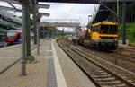 744 019 von DB-Netz-Instandhaltung kommt aus Richtung Aachen und fährt durch Stolberg-Rheinland in Richtung Köln.
Aufgenommen vom Bahnsteig 43 in Stolberg-Hbf. 
Bei Sonne und Wolken am Vormittag vom 21.7.2019.