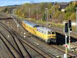 DB Netz 218 392-9 ( 9280 1218 392-9 D-DB ) schiebt einem Wegemesszug von Gera in Richtung Jena am 10.11.2023