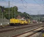 203 310-8 steht am 31. August 2011 mit einer Stopfmaschine und einer Schotterplaniermaschie auf Gleis 4 in Kronach. Zuvor rangierte der Zug von Gleis 6 auf Gleis 4. Zur gleichen Zeit steht auf Gleis 4 noch eine n-Wagen Garnitur als RB nach Hochstadt-Marktzeuln bereit.
