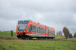 Der dreiteilige Dieseltriebzug 646/946 213  Gemeinde Zierenberg  der Kurhessenbahn durchfährt als RB 94 nach Erndtebrück das Örtchen Schameder.