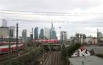 DB Regio Bombardier Twindexx 446 xxx am 11.01.20 in Frankfurt am Main von der Camberger Brücke aus fotografiert vor der Skyline 